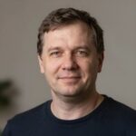 Улыбающийся клиент Budi в профессиональном портрете, пользующийся услугами онлайн-казино Catur666 с депозитом через Pulsa
