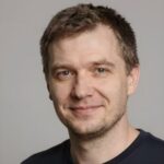 Улыбающийся клиент Catur666, использующий сервис депозита через Pulsa в онлайн-казино Siti