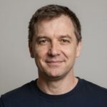 Улыбающийся клиент Andi в профессиональном портрете, подтверждающий надежность депозитов Pulsa в казино Catur666